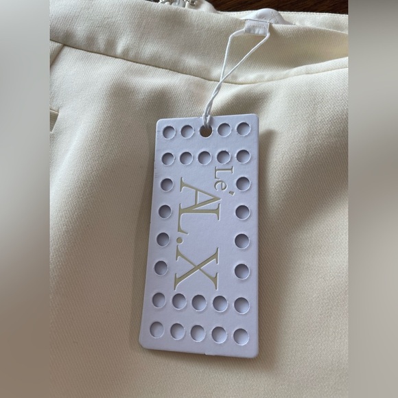 Le’ AL.X Elegant Cream Mini Skirt NWT - Picture 6 of 6